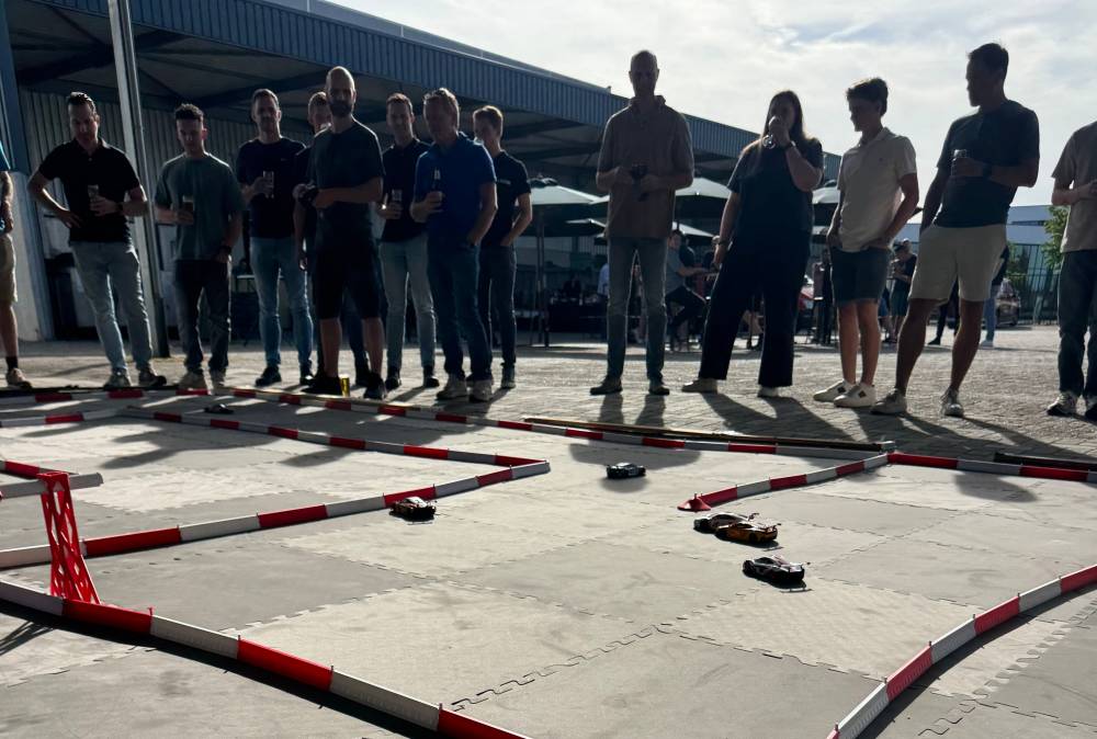 Zakelijk evenement met mensen in gesprek